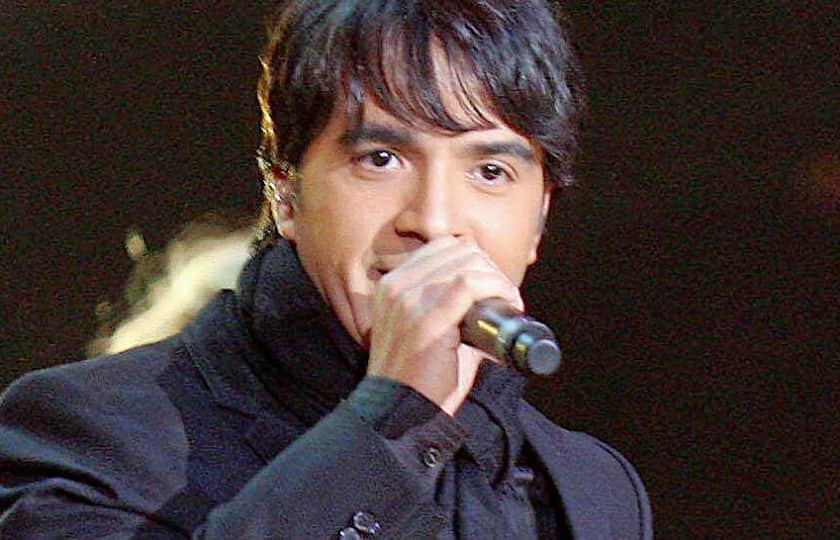 Luis Fonsi Tickets Luis Fonsi Tour 2025 and Concert Tickets viagogo