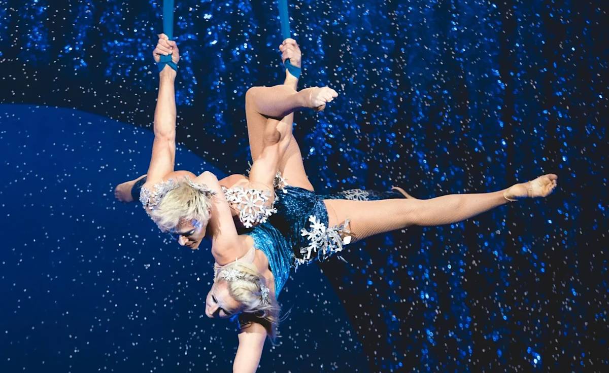 Cirque du Soleil - Twas The Night Before...