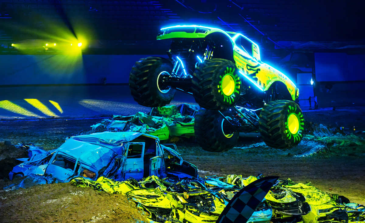 Hot Wheels Monster Trucks Live Glow Party