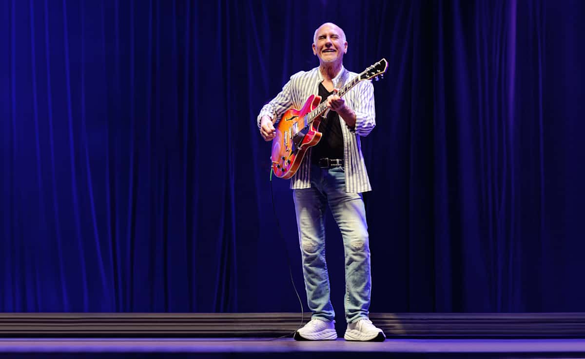 Larry Carlton