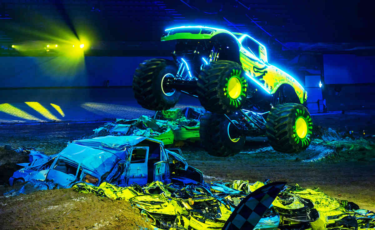 Hot Wheels Monster Trucks Live Glow Party
