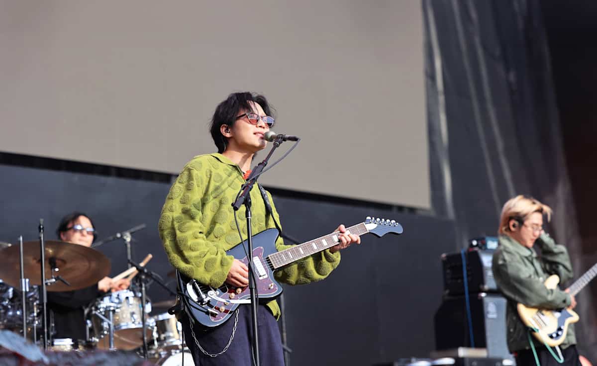 Wave To Earth