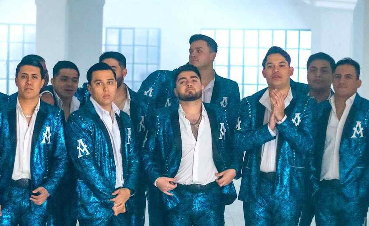 La Arrolladora Banda El Limón