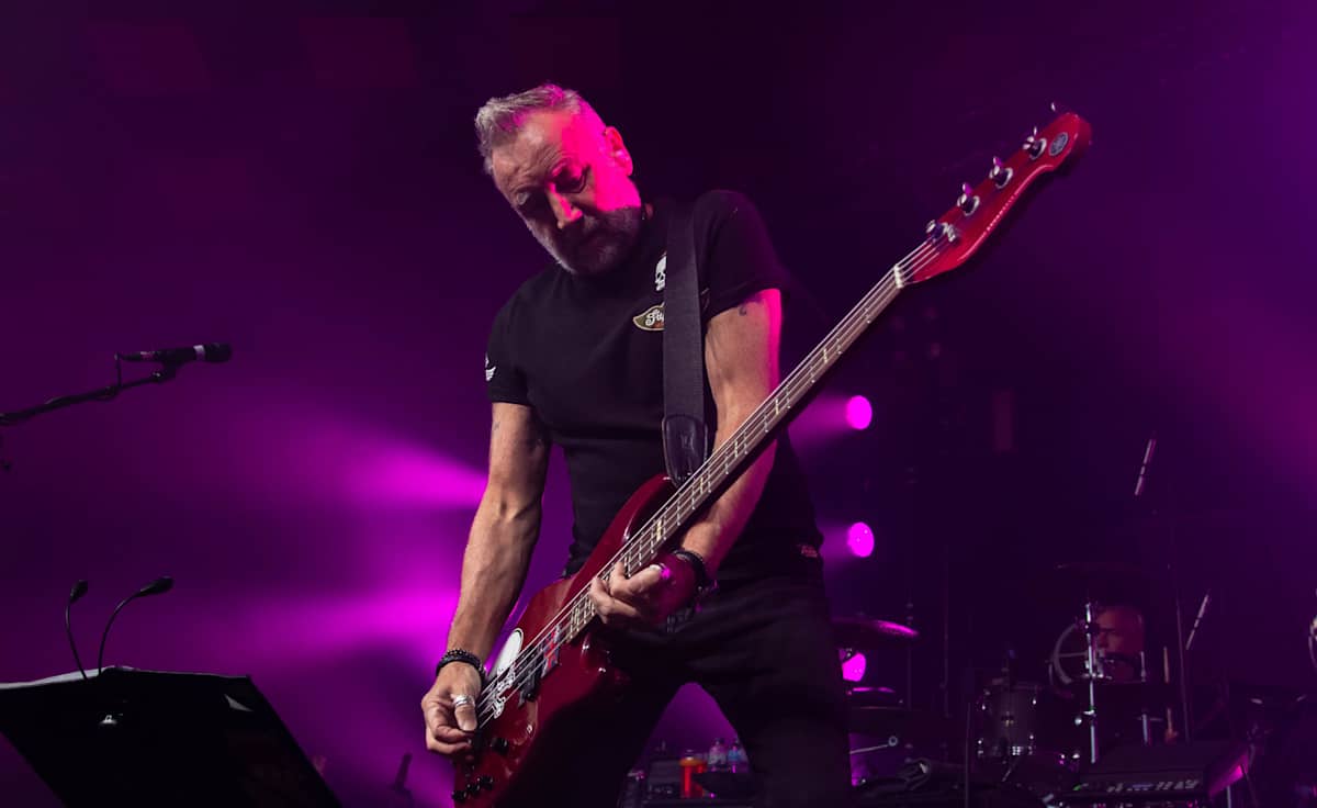 Peter Hook & The Light