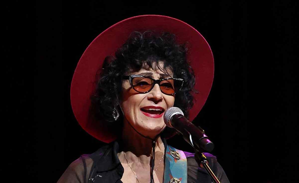 Rosie Flores
