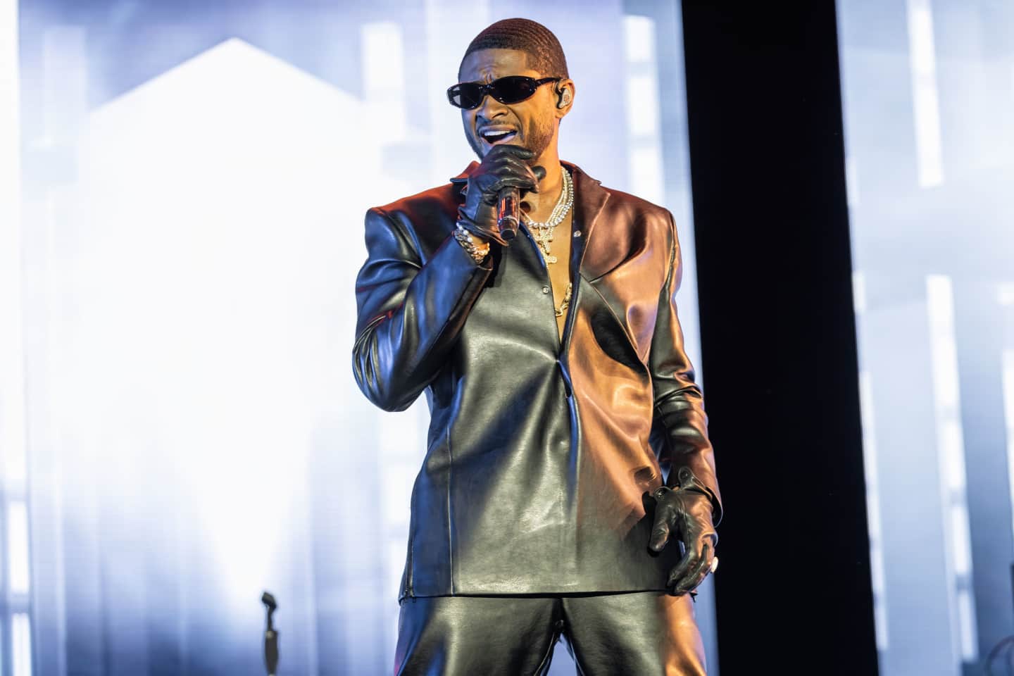 Usher Tickets Usher Tour Dates 2025 and Concert Tickets viagogo