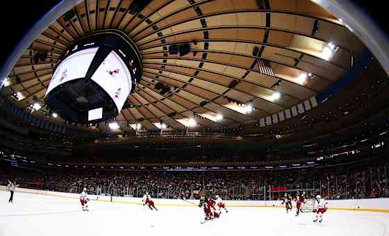Quinnipiac Bobcats at Harvard Crimson Mens Hockey