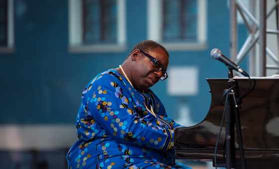 Cyrus Chestnut - A Charlie Brown Christmas