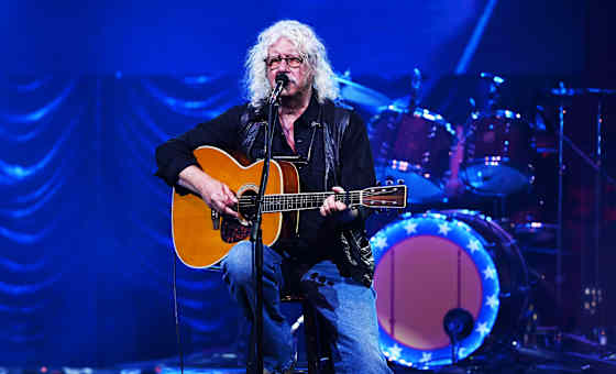 Arlo Guthrie in conversation with journalist Laura Mar