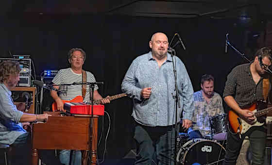 The BLUESBONES (B)