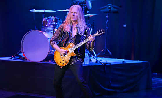 Adrian Vandenberg with Marco Mendoza and Vinnie Moore