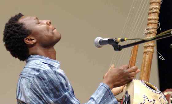 Adjiri Odametey und Band