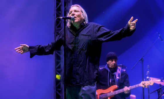 Thomas Schwebel & Band spielen Fehlfarbens „33 Tage in Ketten“ card