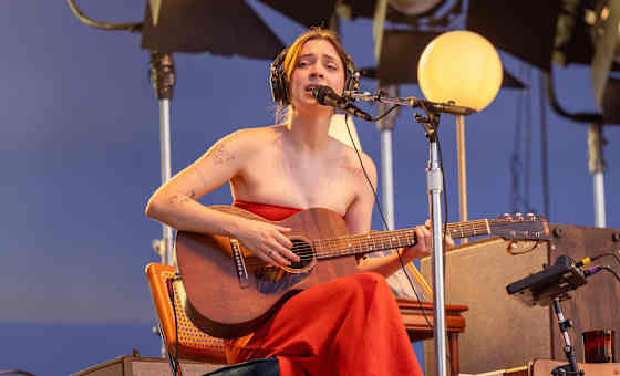 Lizzy McAlpine