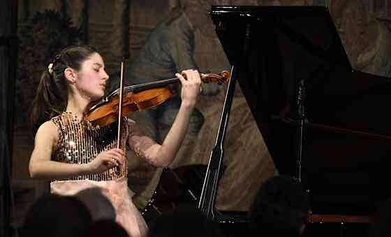 María Dueñas, Violine card