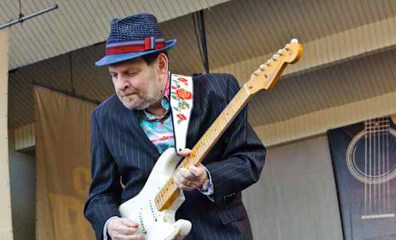 Ronnie Earl & The Broadcasters