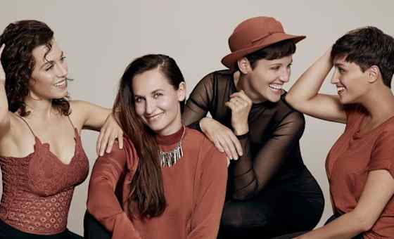 Les Brünettes - female a capella card