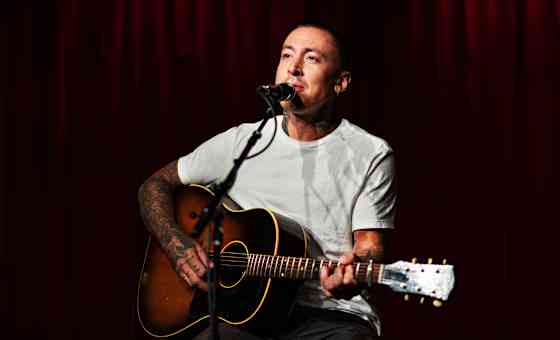 Noah Gundersen with Runner