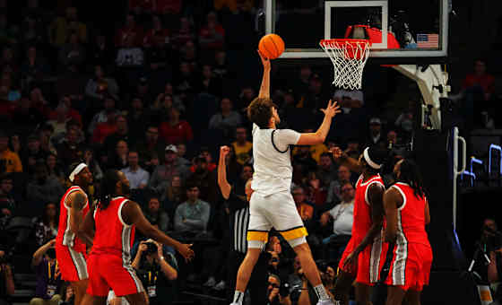 Wisconsin Badgers at Iowa Hawkeyes Basketball